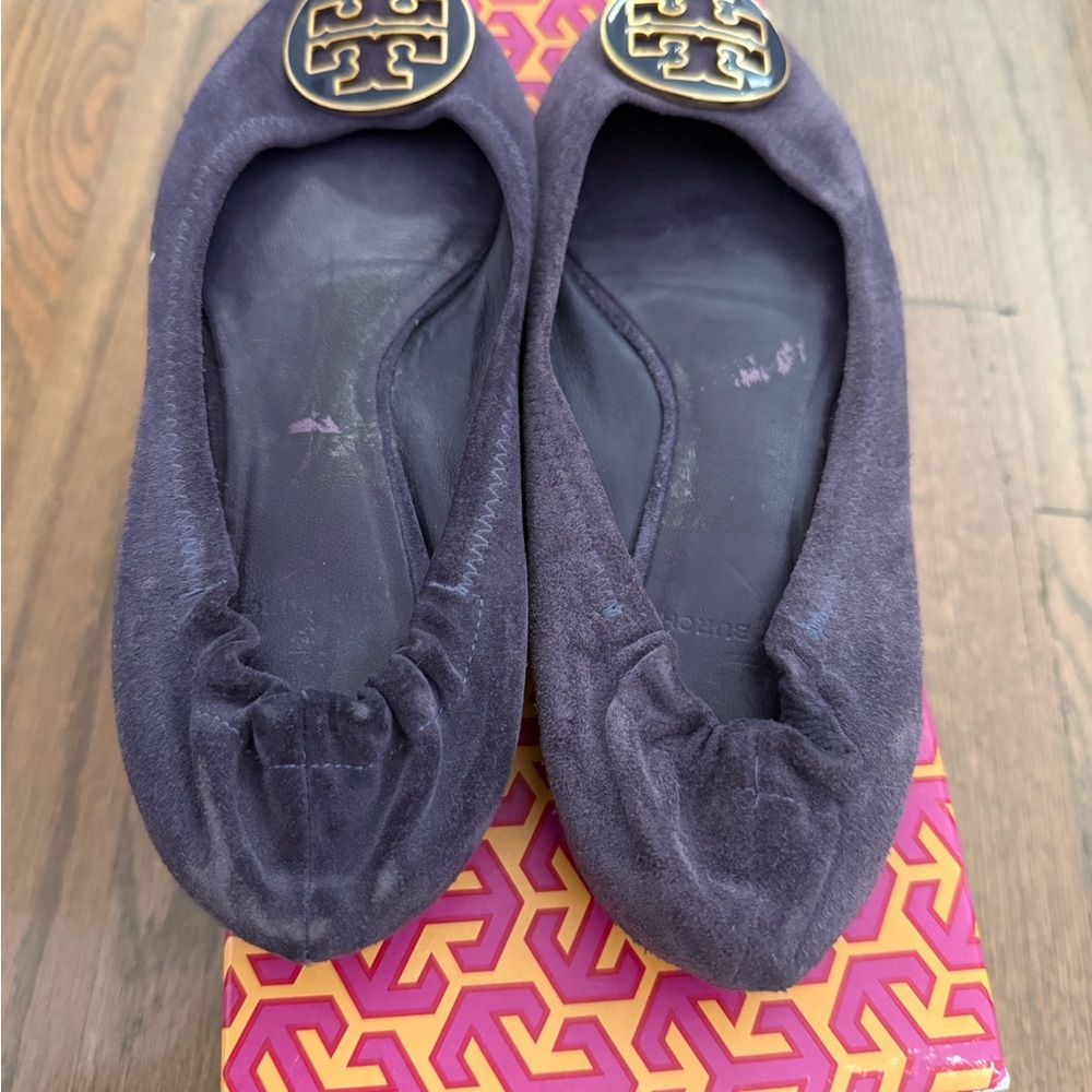 Tory Burch Purple Flats with Logo Accent - Picture 3 of 9